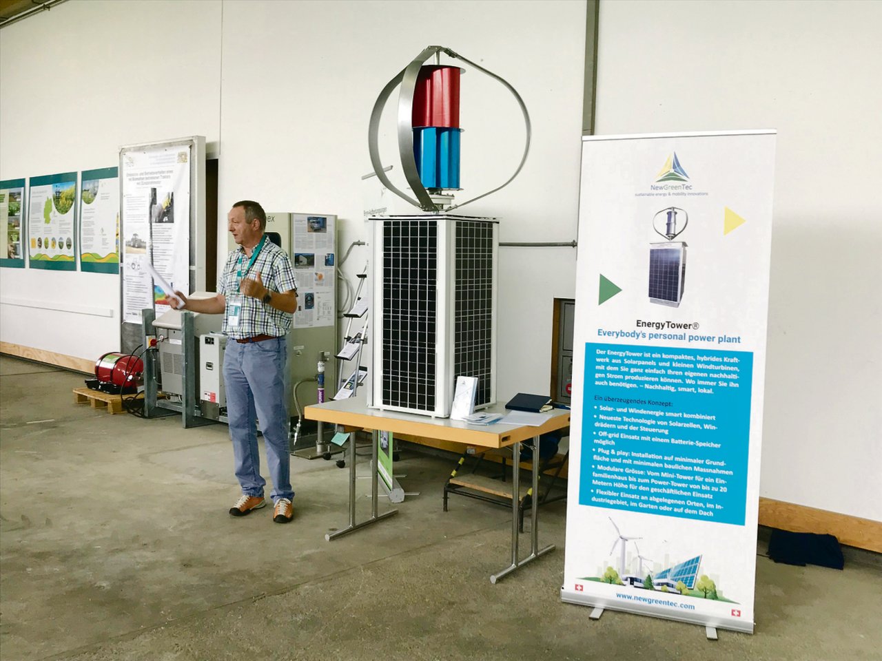 Hans Rüdlinger von New-Green-Tec präsentierte den Energy-Tower, eine kombiniertes Solar- und Windkraftwerk im Miniformat.