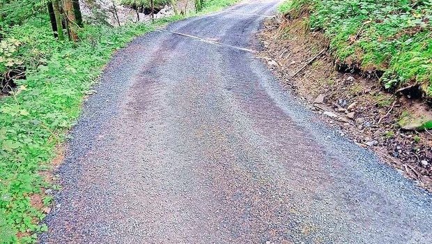 Auch bei der Aufkofferung von Waldstrassen ist darauf zu achten, welche Materialien zulässig sind, Asphaltgranulat ist es nicht.