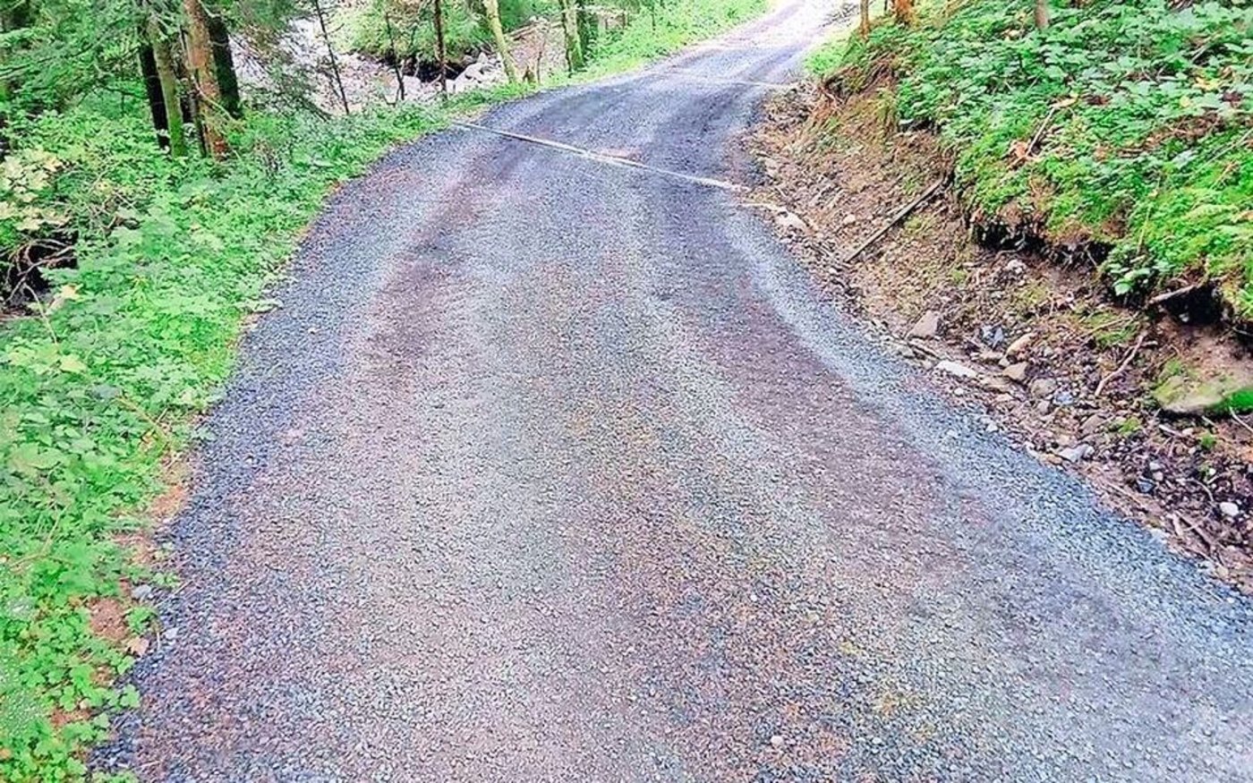 Auch bei der Aufkofferung von Waldstrassen ist darauf zu achten, welche Materialien zulässig sind, Asphaltgranulat ist es nicht.