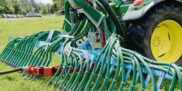 Mit dem Schleppschuhverteiler sind die Reduktion der Ammoniak- und Geruchsverluste sowie die Ertragssteigerung noch ausgeprägter als mit Schleppschlauch.(Bild aem)