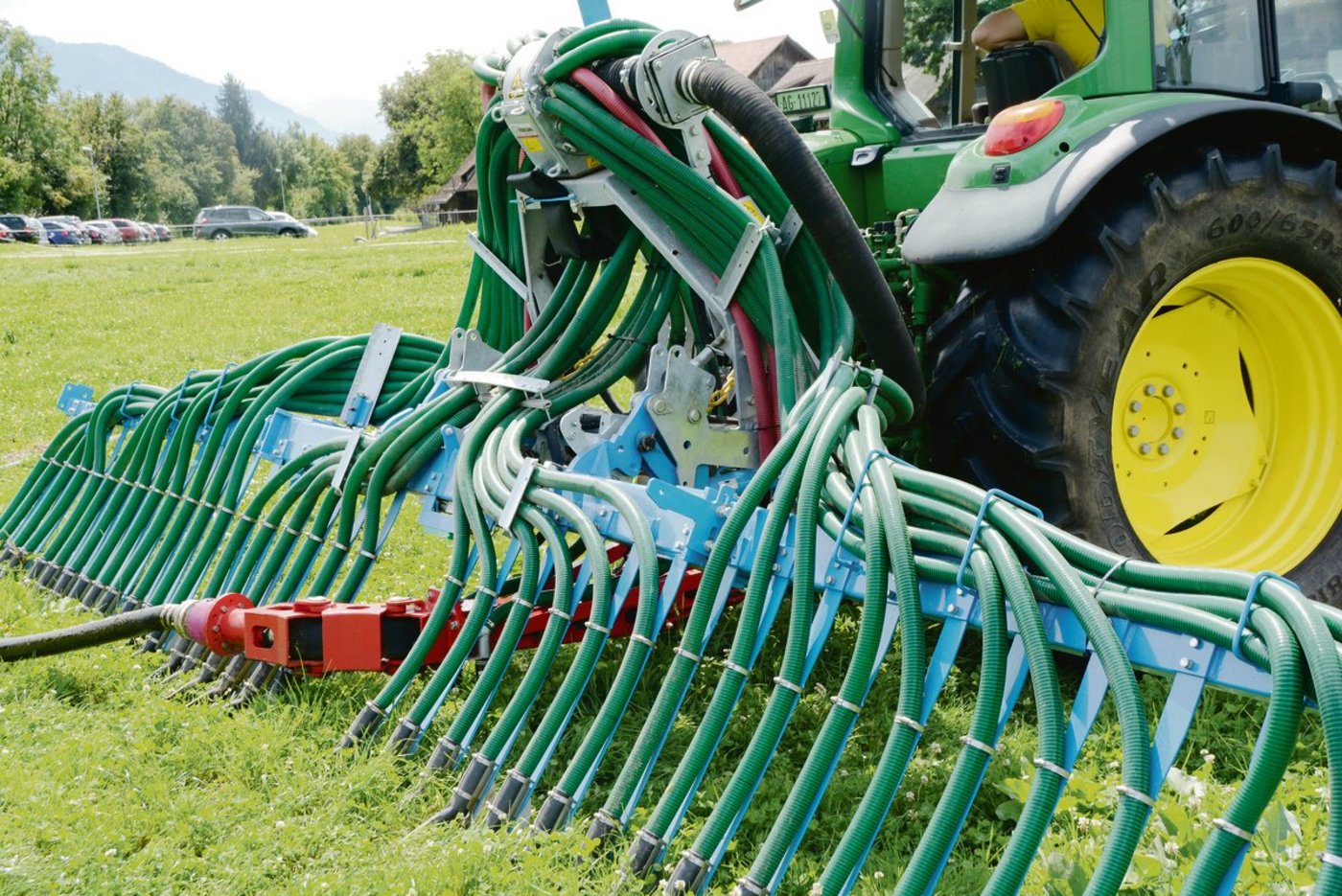 Mit dem Schleppschuhverteiler sind die Reduktion der Ammoniak- und Geruchsverluste sowie die Ertragssteigerung noch ausgeprägter als mit Schleppschlauch.(Bild aem)