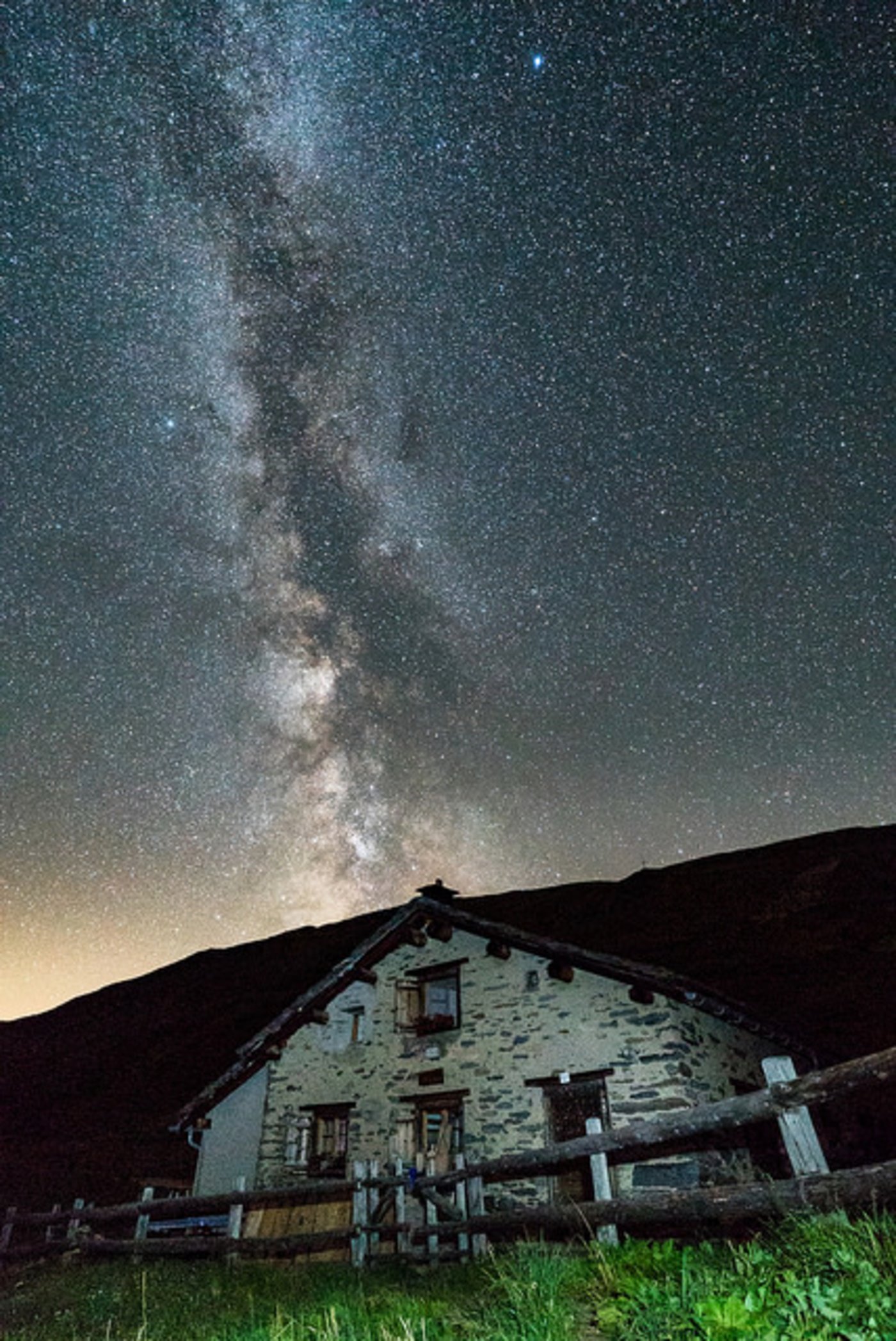 Gebäude & Architektur: Milchstrasse auf der Alp Selva. (zVg)