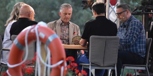 Die Teilnehmer des ersten Donnschtig-Jass im 2021 mit Moderator Rainer Maria Salzgeber (Mitte). (Bild Thomas Güntert)