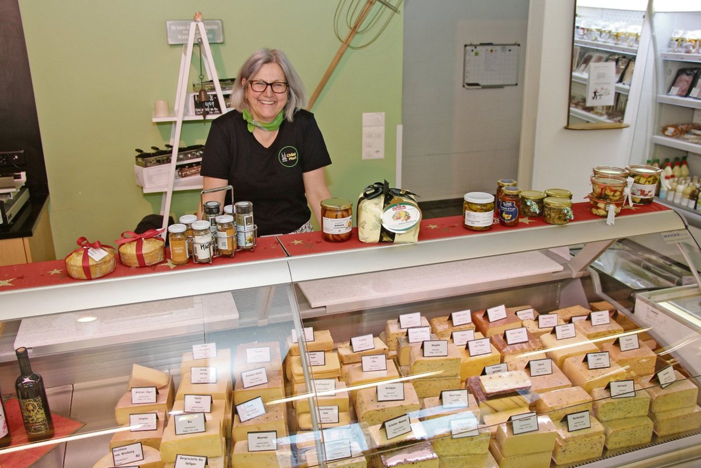 Désirée Kreuzer von der Chäsi Muri freut sich jeden Tag am grossen Sortiment von 200 Sorten  Schweizer Käse.  (Bild Hans Rüssli)