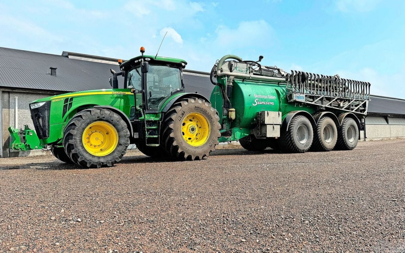 Grosse Flächen brauchen grosse Maschinen. Traktor und Güllefass vom Milchwirtschaftsbetrieb von Elin Gunarsson. 