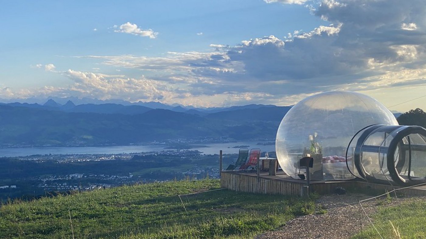 An klaren Tagen kann Heinz Egli ein Panorama von den Churfirsten über die Tschingelhörner bis zur Eiger Nordwand bieten. (Bild Alpenbad GmbH) 