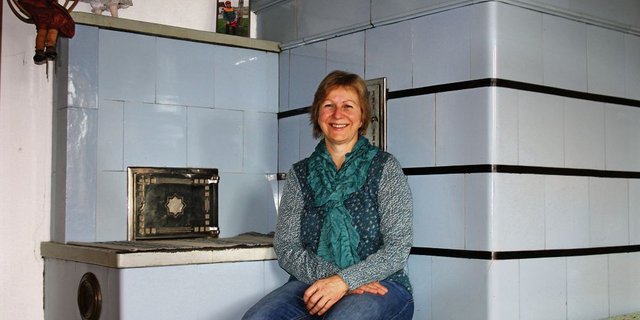 Das Lieblingsplätzchen im Winter: Regula Wiesmann feuert den Kachelofen jeden Tag ein. (Bild: Sanna Bührer)