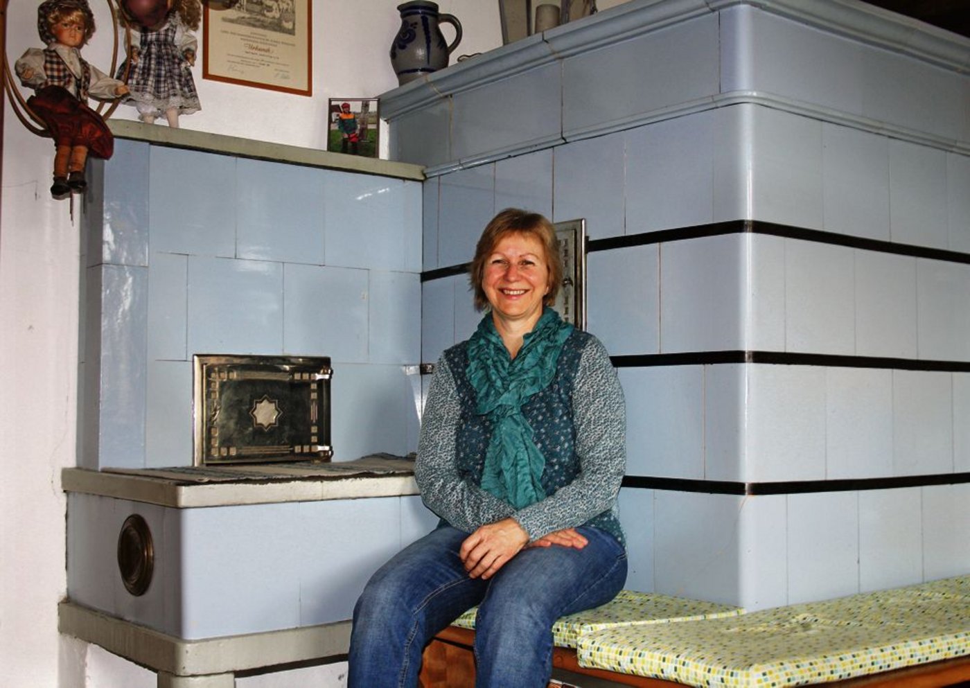 Das Lieblingsplätzchen im Winter: Regula Wiesmann feuert den Kachelofen jeden Tag ein. (Bild: Sanna Bührer)