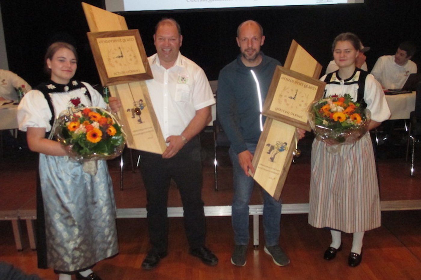 Nina Rohrbach (links) und Sarah Rentsch mit den neuen Ehrenmitgliedern Adrian Schär und Daniel Günter.