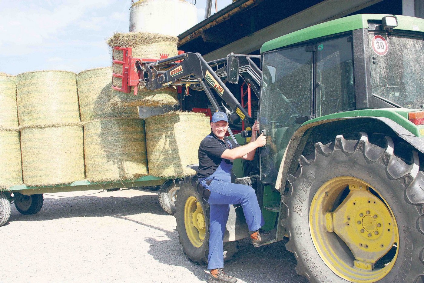 Der Landmaschinenmechaniker und Landwirt ist dankbar, dass er seine Arbeitszeit auf dem elterlichen Betrieb selber einteilen und auch Verantwortung übernehmen kann. (Bilder Andrea Wyss)