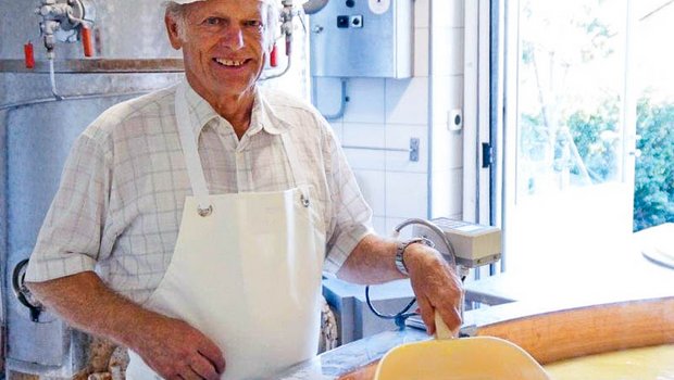 Der Milchkäufer des mit Gold prämierten Käsers ist dessen Sohn Pierre Reist. (Bild Josef Jungo)