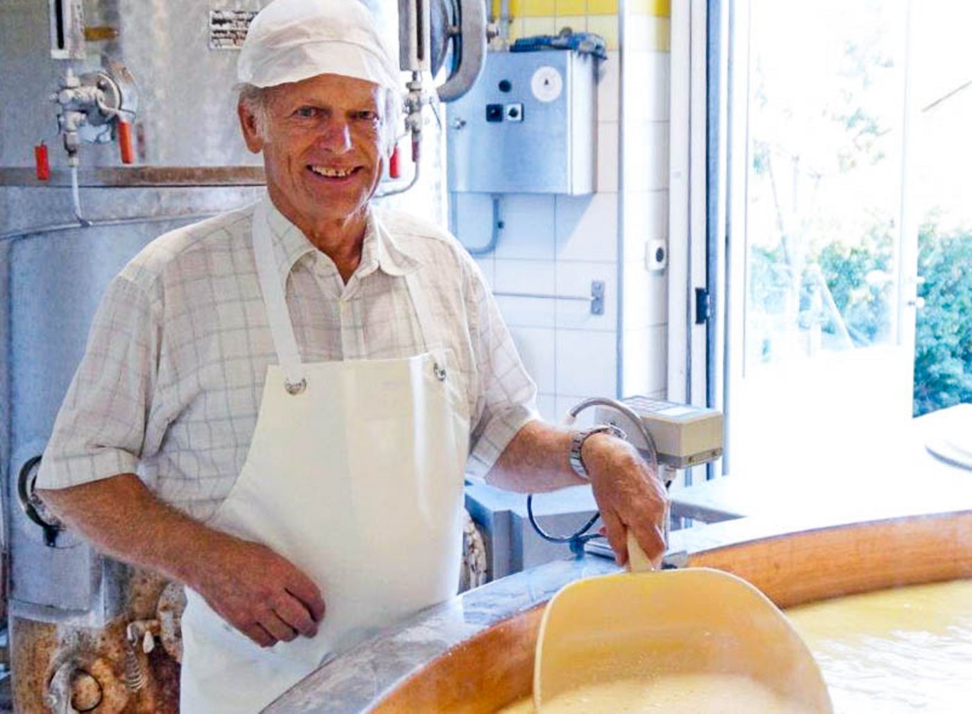 Der Milchkäufer des mit Gold prämierten Käsers ist dessen Sohn Pierre Reist. (Bild Josef Jungo)