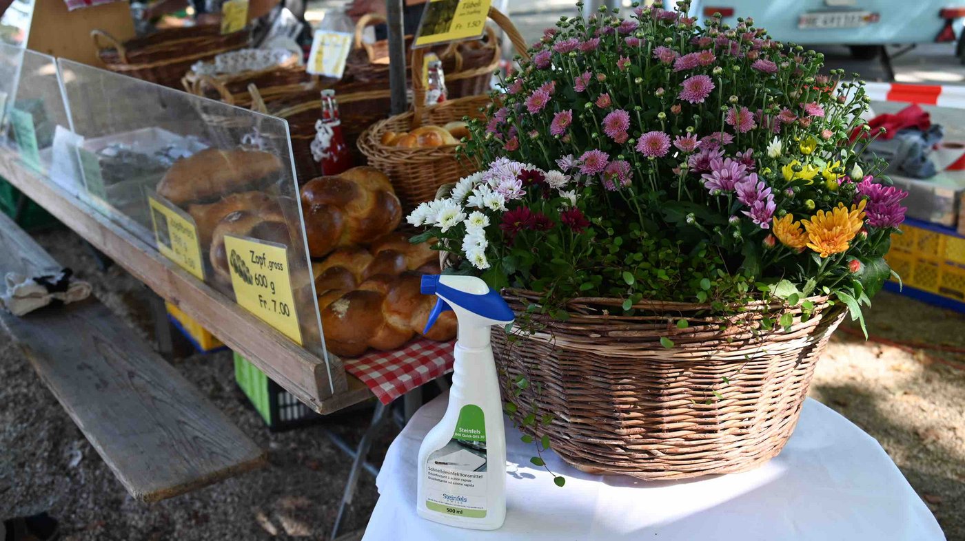 Und der ständige Begleiter: Desinfektionsmittel. 