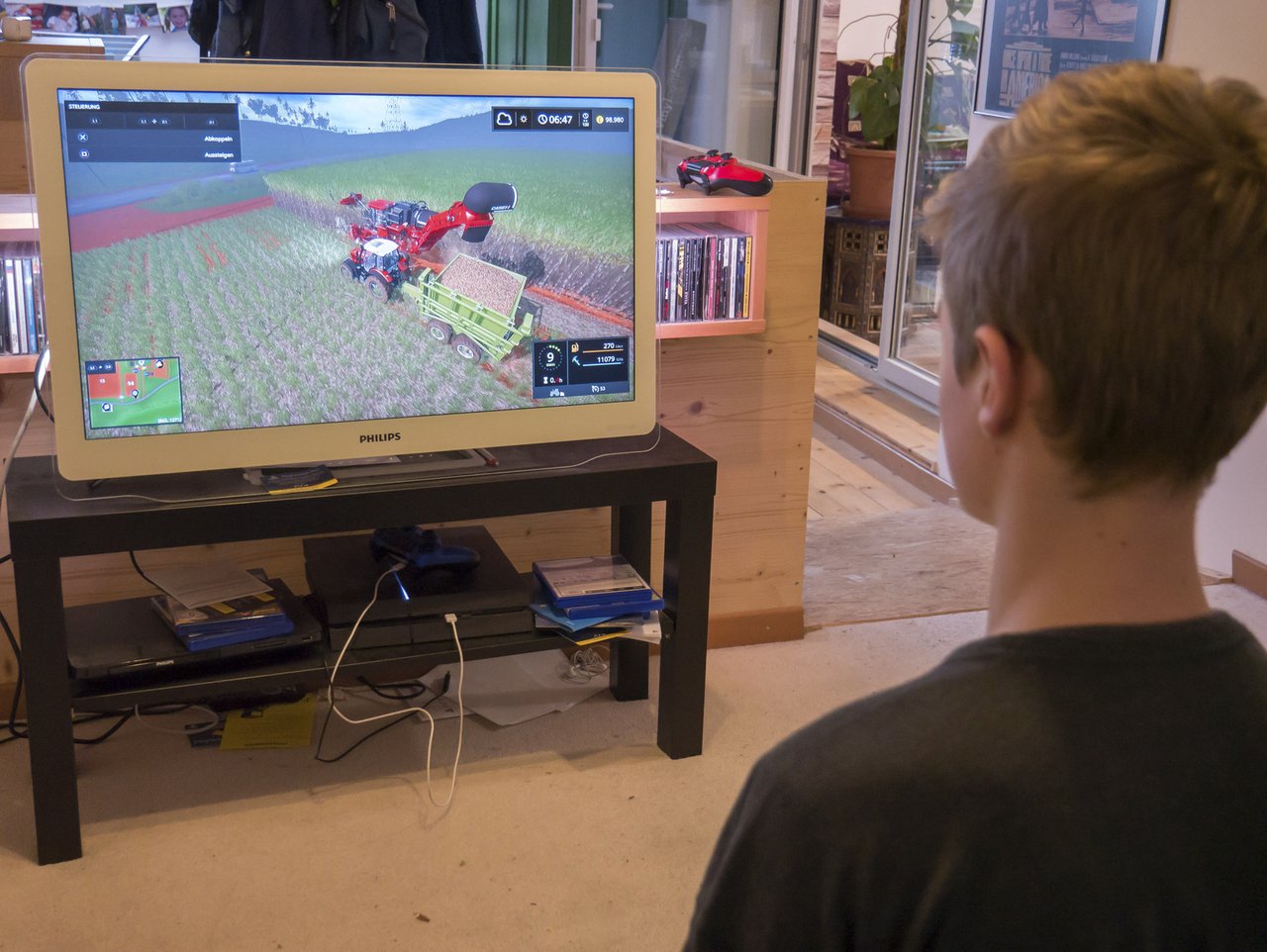 Der 13-jährige Linus fand über den Landwirtschafts-Simulator den Bezug zur realen Landwirtschaft. (David Eppenberger)