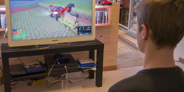 Der 13-jährige Linus fand über den Landwirtschafts-Simulator den Bezug zur realen Landwirtschaft. (David Eppenberger)