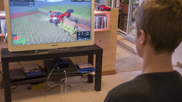 Der 13-jährige Linus fand über den Landwirtschafts-Simulator den Bezug zur realen Landwirtschaft. (David Eppenberger)