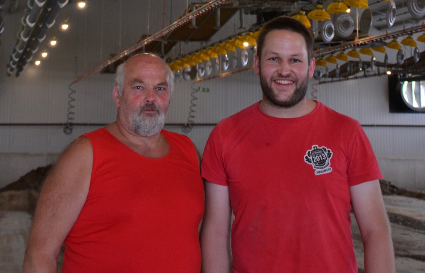 Hans Leuenberger (links) und sein Sohn Mathias in ihrer neuen Pouletmasthalle. Das Geflügel wurde am gleichen Tag ausgestallt, weil eine Mast zu Ende ging. 