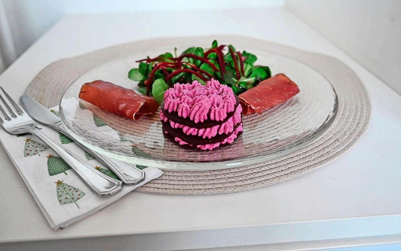 Mit Randen kann man nicht nur Salat machen. Warum nicht einmal eine Mousse als Vorspeise für das Weihnachtsmenü zaubern? Die Mousse ist schnell gemacht und auch optisch ein Blickfang auf dem Teller.  