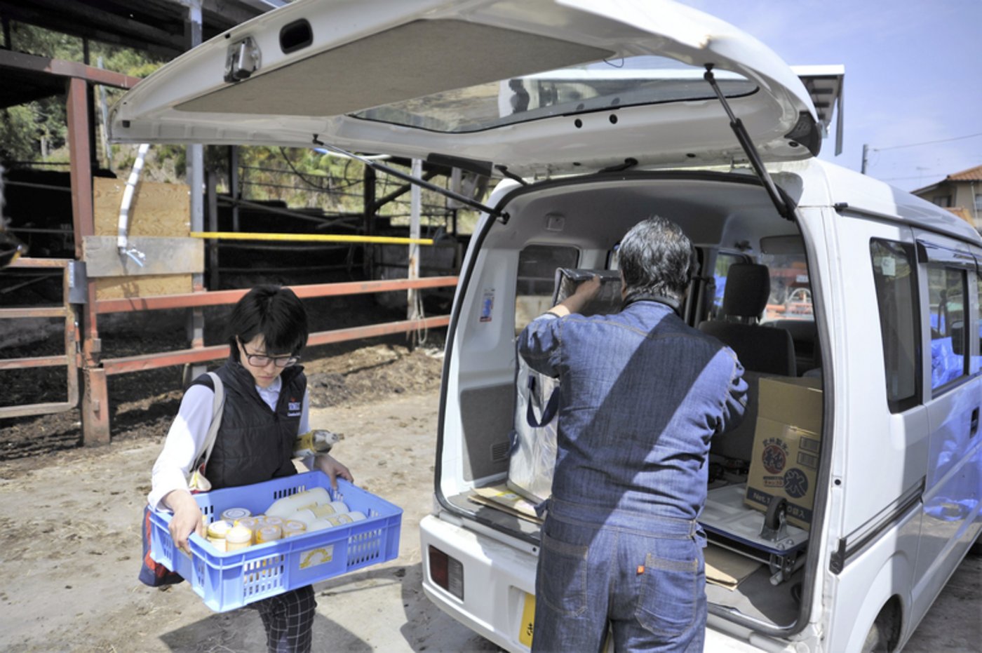 Insonuma und eine Angestellte liefern Produkte für den Laden in der Innenstadt Tokios.