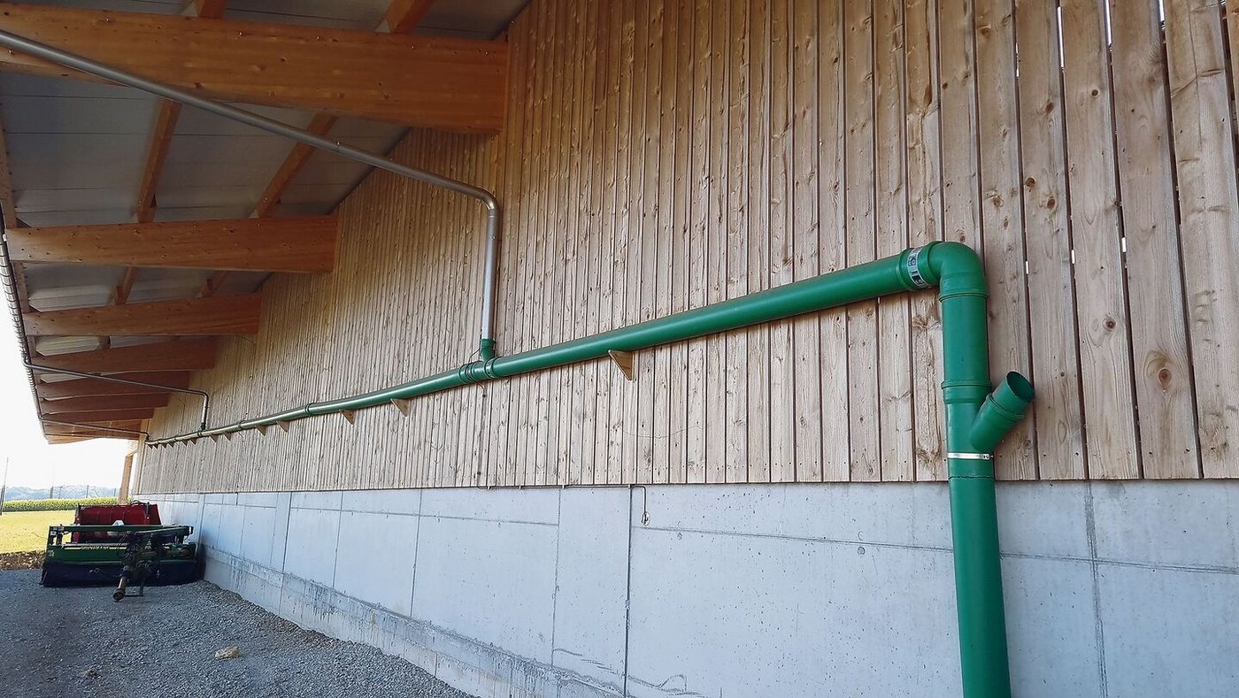 Das vom Dach kommende Regenwasser wird als erstes in einen 80 m³ grossen Vortank geleitet, damit sich die Schwebstoffe absetzen. 