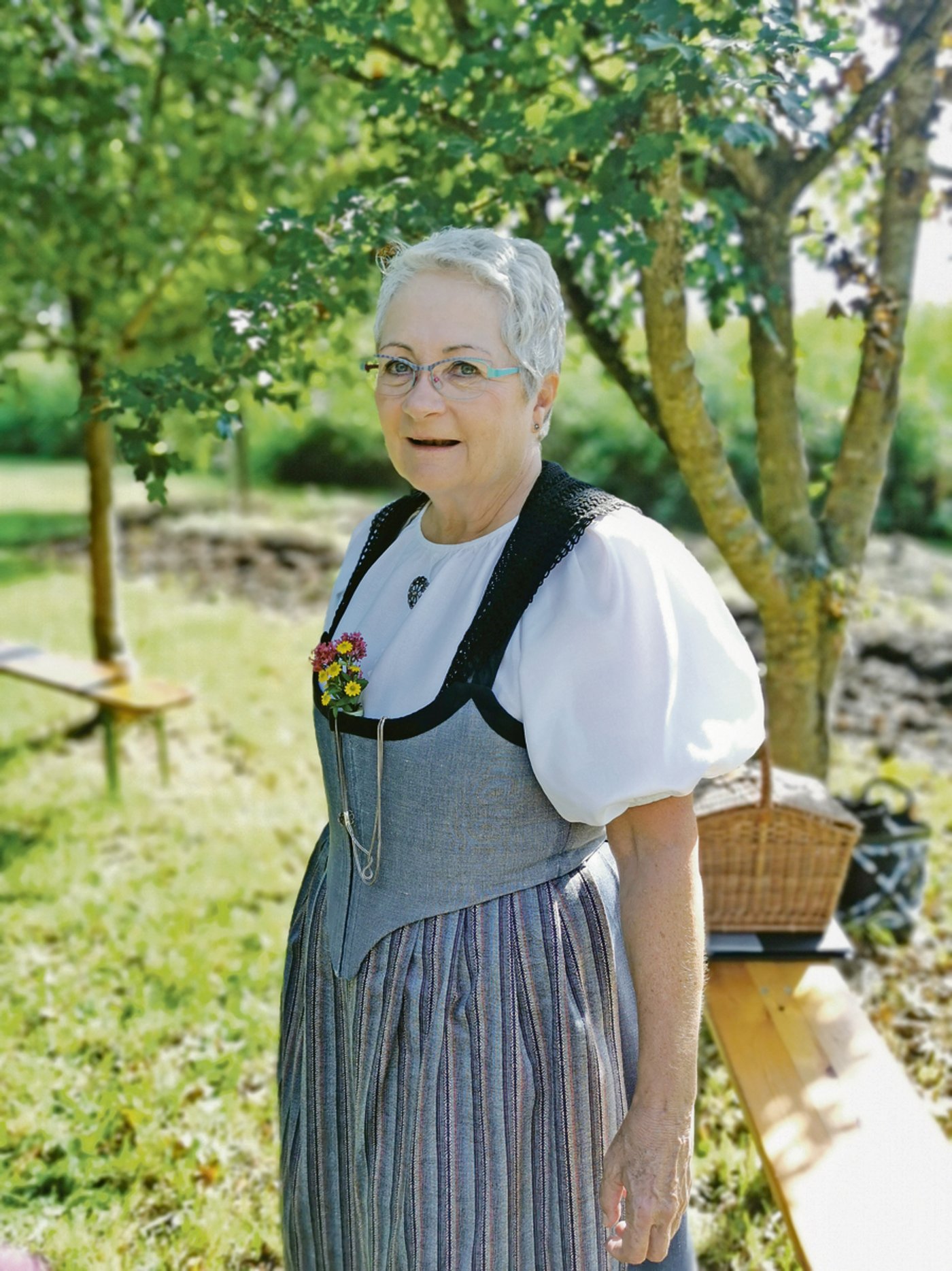 Der Kanton Bern hat eine riesige Trachtenvielfalt. Spezialistin Danielle Zaugg trug am Mittwoch eine  «Sommertracht». (Bild BauZ/sb)