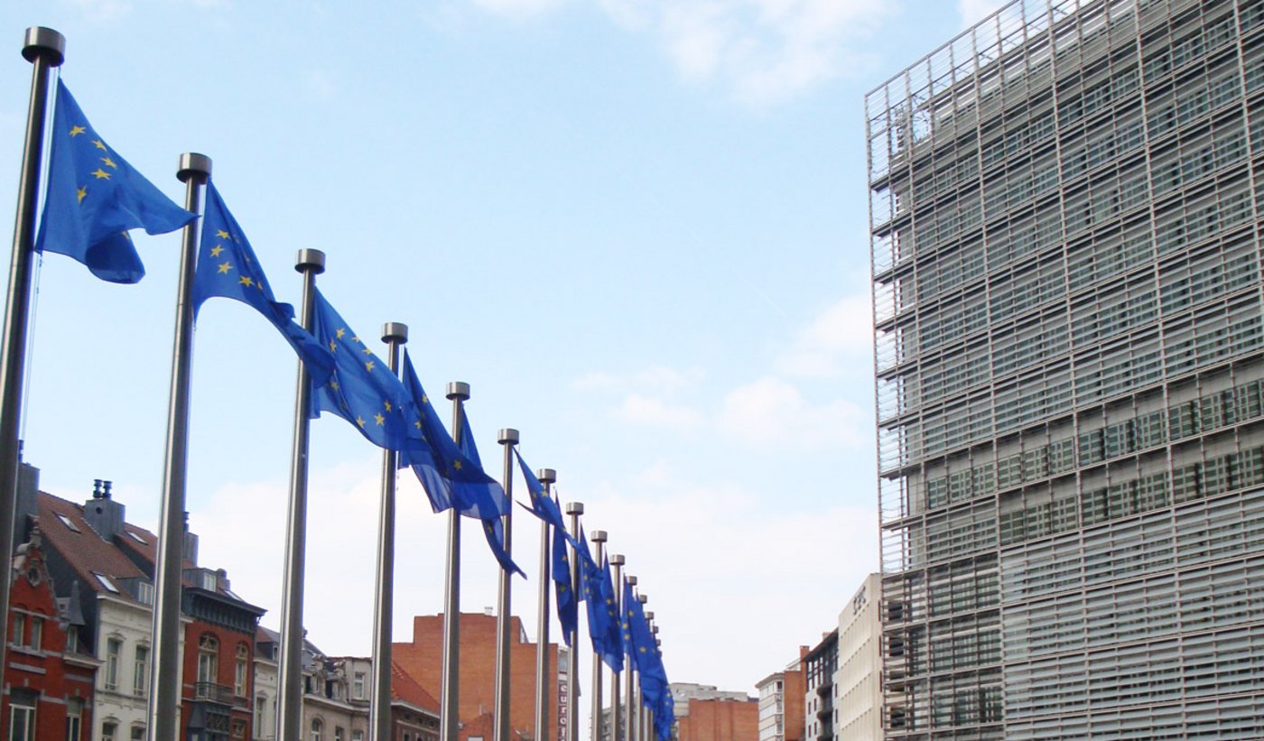 EU-Flaggen vor dem Sitz der EU-Kommission in Brüssel. (Bild ji)
