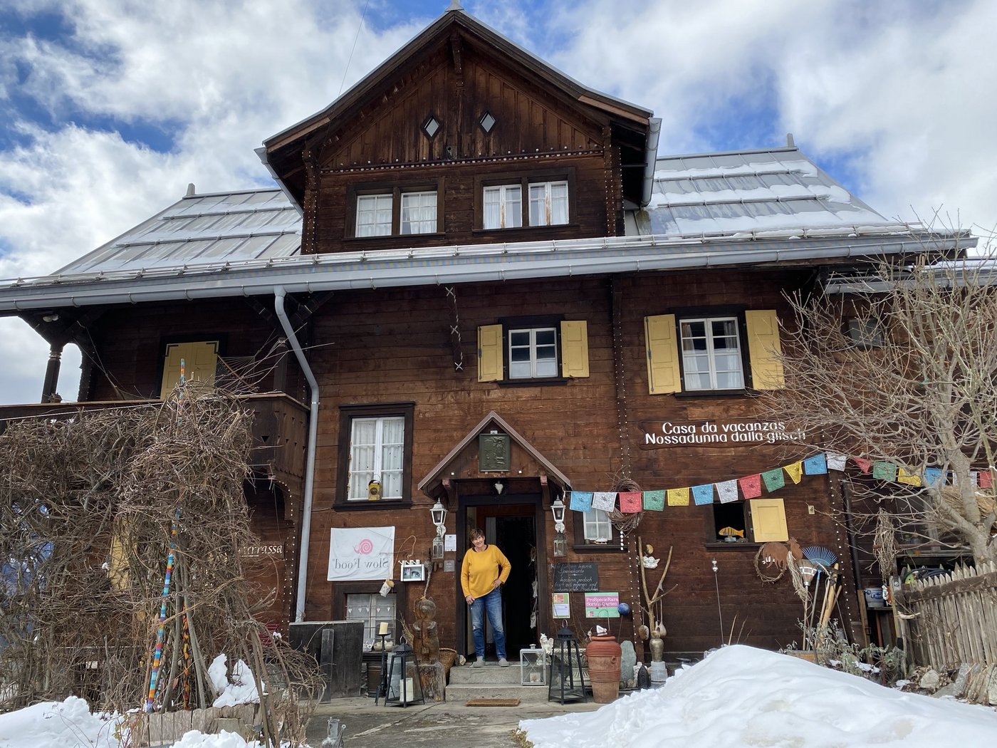 Ursula Weber betreibt mit ihrem Mann Christian ein Hospezi in Graubünden. Ihren Gästen servieren sie nur das, was gerade im Garten erntereif ist. (Bilder Katrin Erfurt)