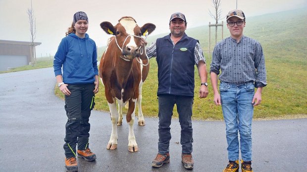 Züchter Leo Zwyer mi Züchter Leo Zwyer mit Junior Thomas, der Lernenden Jana Bucher und seiner Lieblingskuh Edison Edina, eine SF-Erstmelk.