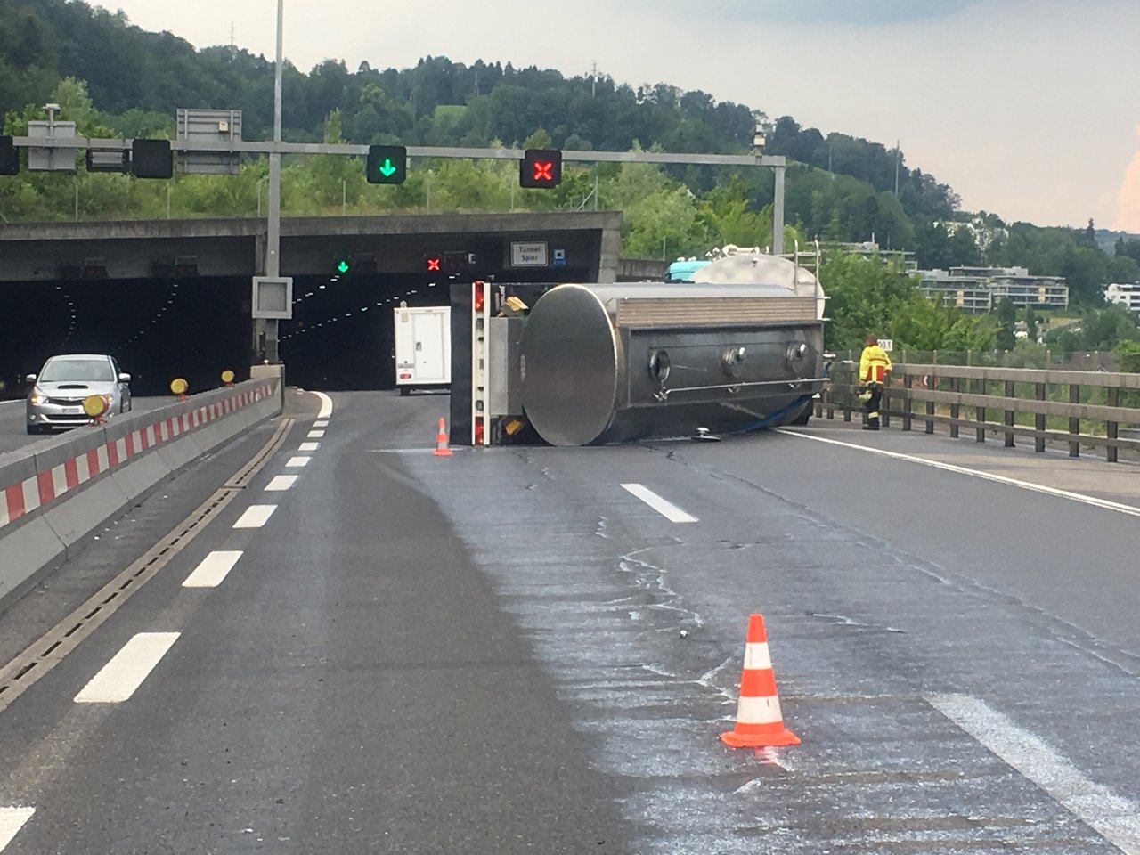 Der umgekippte Milchlaster: Über 2000 Liter Milch ergossen sich über die A2. (Bild Luzerner Polizei)