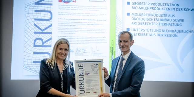 Christine Füll vom Ökovision-Anlageausschuss und Gerold Schatt, Leiter Nachhaltigkeit Emmi, bei der Preisverleihung. (Bild Emmi)