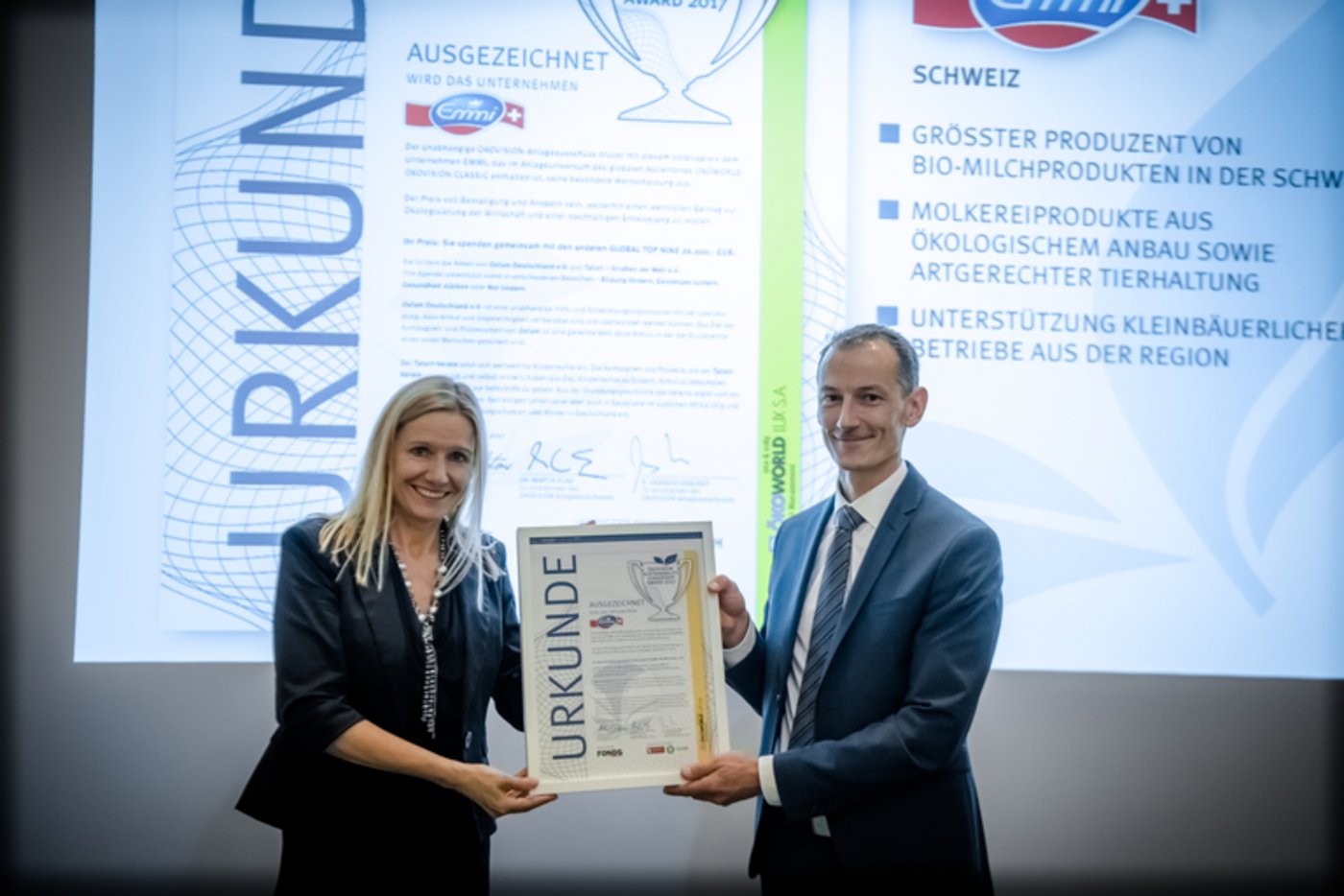 Christine Füll vom Ökovision-Anlageausschuss und Gerold Schatt, Leiter Nachhaltigkeit Emmi, bei der Preisverleihung. (Bild Emmi)