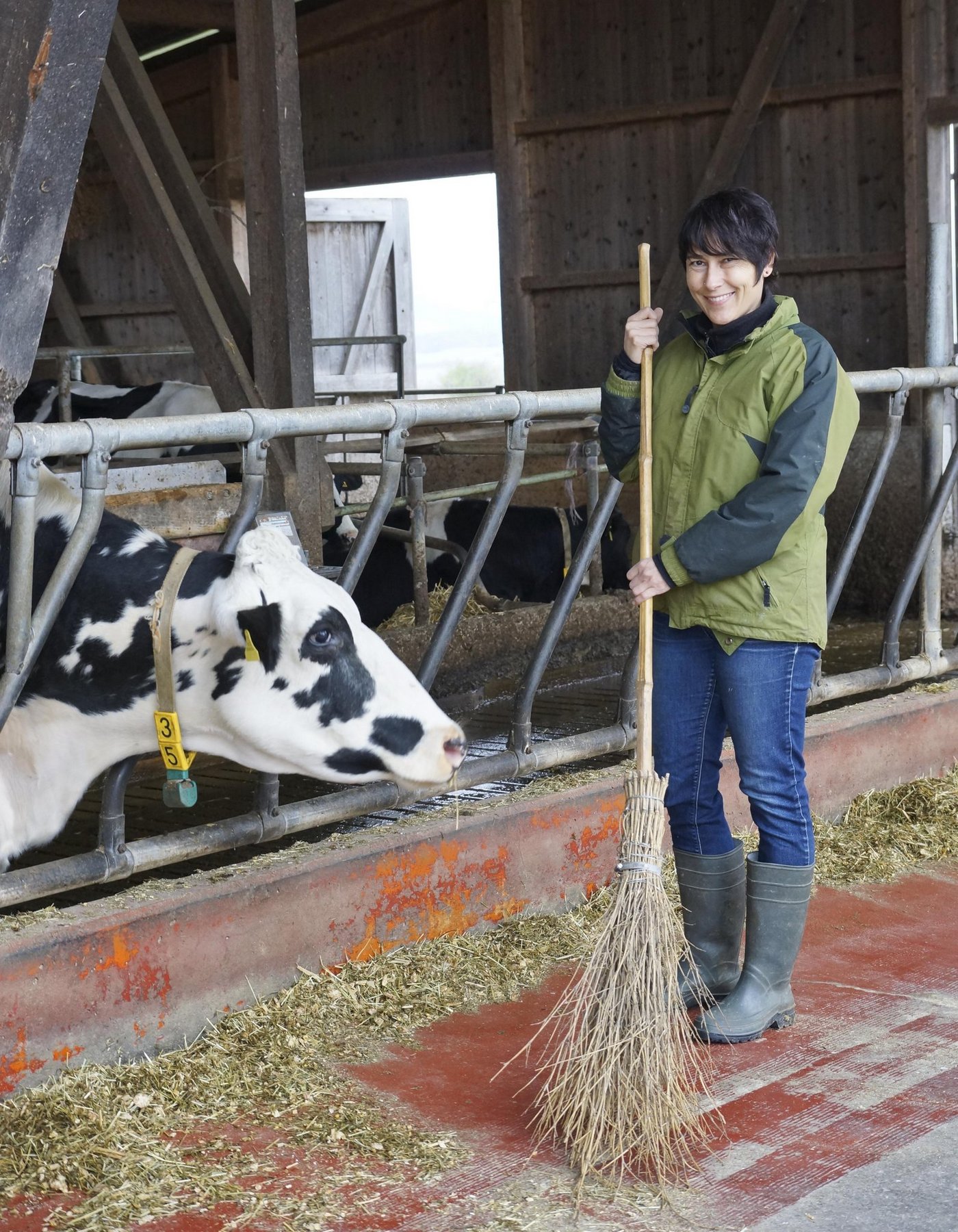 Keine Show: Colette Basler arbeitet regelmässig im Stall, auch wenn das externe Pensum grösser ist. Ab Januar kommt für die neu gewählte Aargauer Grossrätin ein politisches Amt dazu.  (Bild Ruth Aerni)