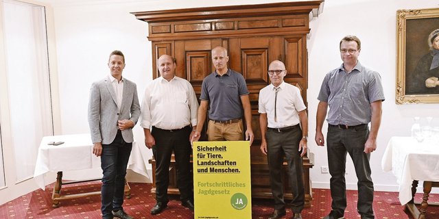 Das revidierte Jagdgesetz sei eine gute Sache und müsse angenommen werden (v. l. n. r.): Christian Imark, Peter Hodel, Andreas Vögtli, Kurt Altermatt und Edgar Kupper. (Bild Andrea Wyss)