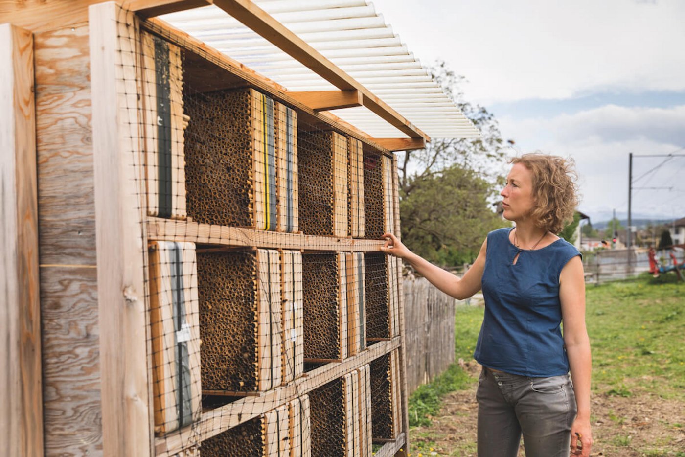 Sarah Heiligtag betreibt mit ihrem Mann den Hof Narr, der auch Wildbienen Nisthilfen anbietet.  (Foto: Johanna Bossart)