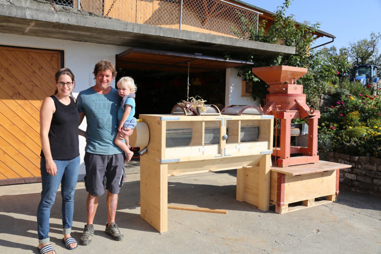 Marina und Roger Staub mit ihrem Sohn neben der selbst gebauten Siebmaschine.§