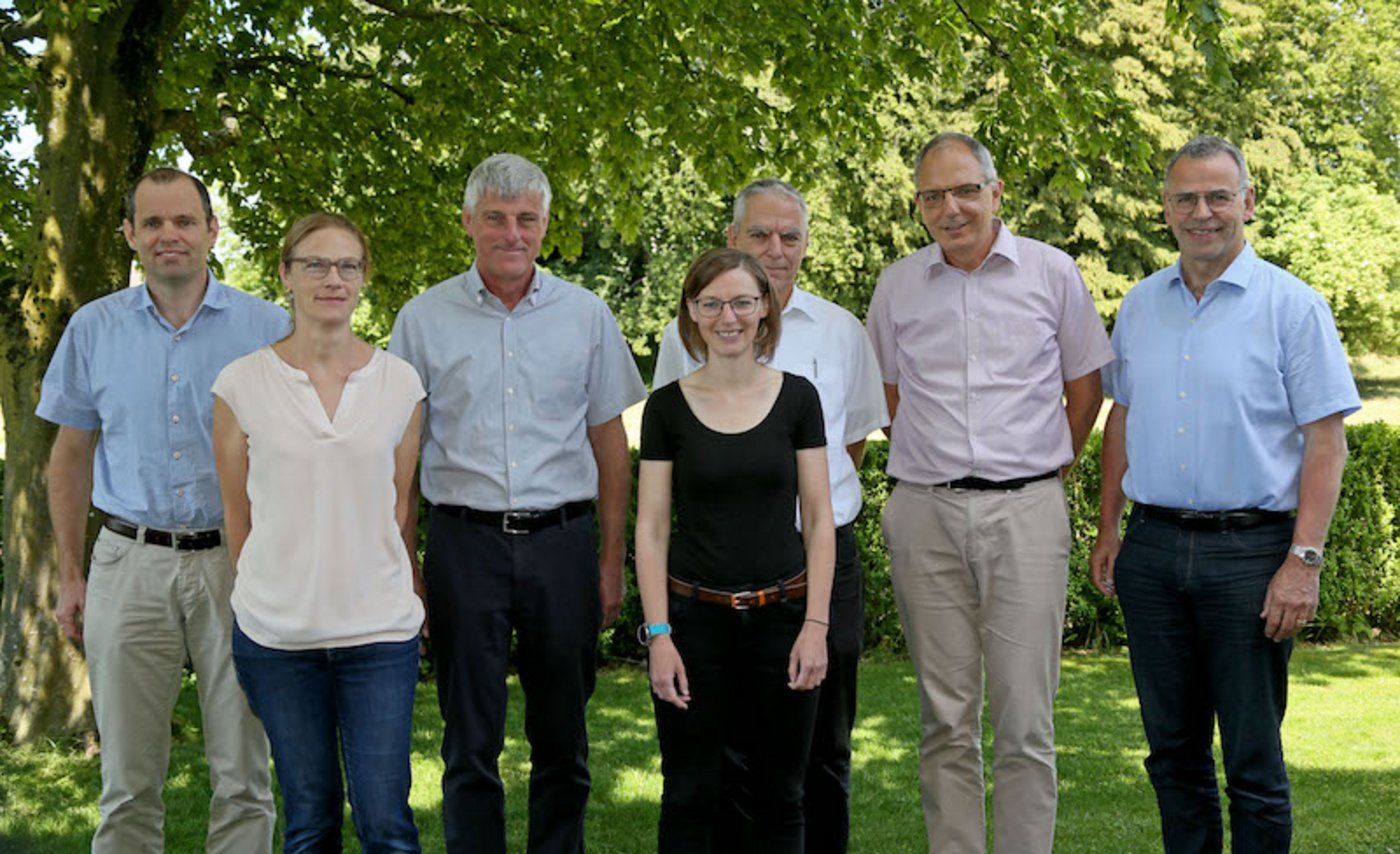 Informatik und Zuchtwertschätzungen sind die Kerngeschäfte der Qualitas-Geschäftsleitung (von links): Urs Schnyder, Alexa Aufdermauer, Jürg Moll, Marina Kraus und Max Reich, zusammen mit VR-Präsident Lucas Casanova und dem neuen Verwaltungsrat Christoph Böbner. (Bilder Heinz Abeggeln)