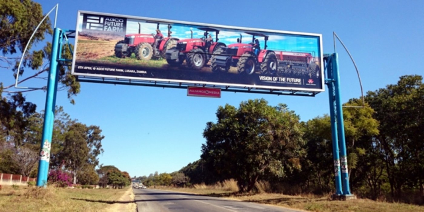 Falsche Versprechen der Agroindustrie an sambische KleinbäuerInnen: Grosstraktorisierung der Landwirtschaft als Zukunftsvision - das fossile Gegenstück der «Grünen Revolution». (Bilder Markus Schär)