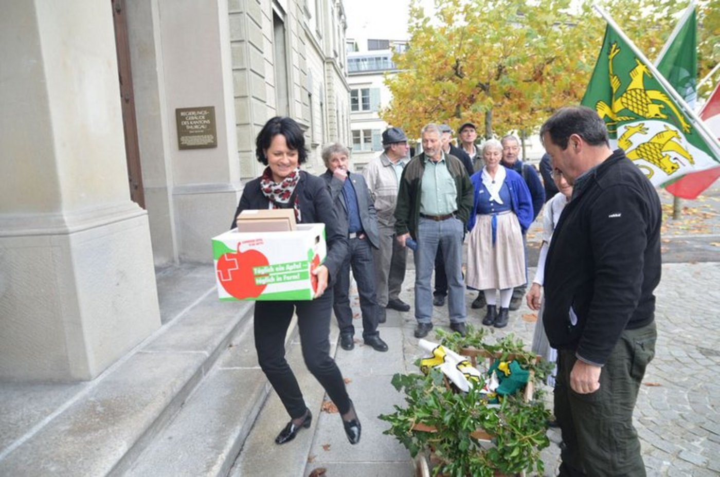 Die Initianten übergaben die Unterschriften passenderweise in Apfelkisten. (Bild zVg)
