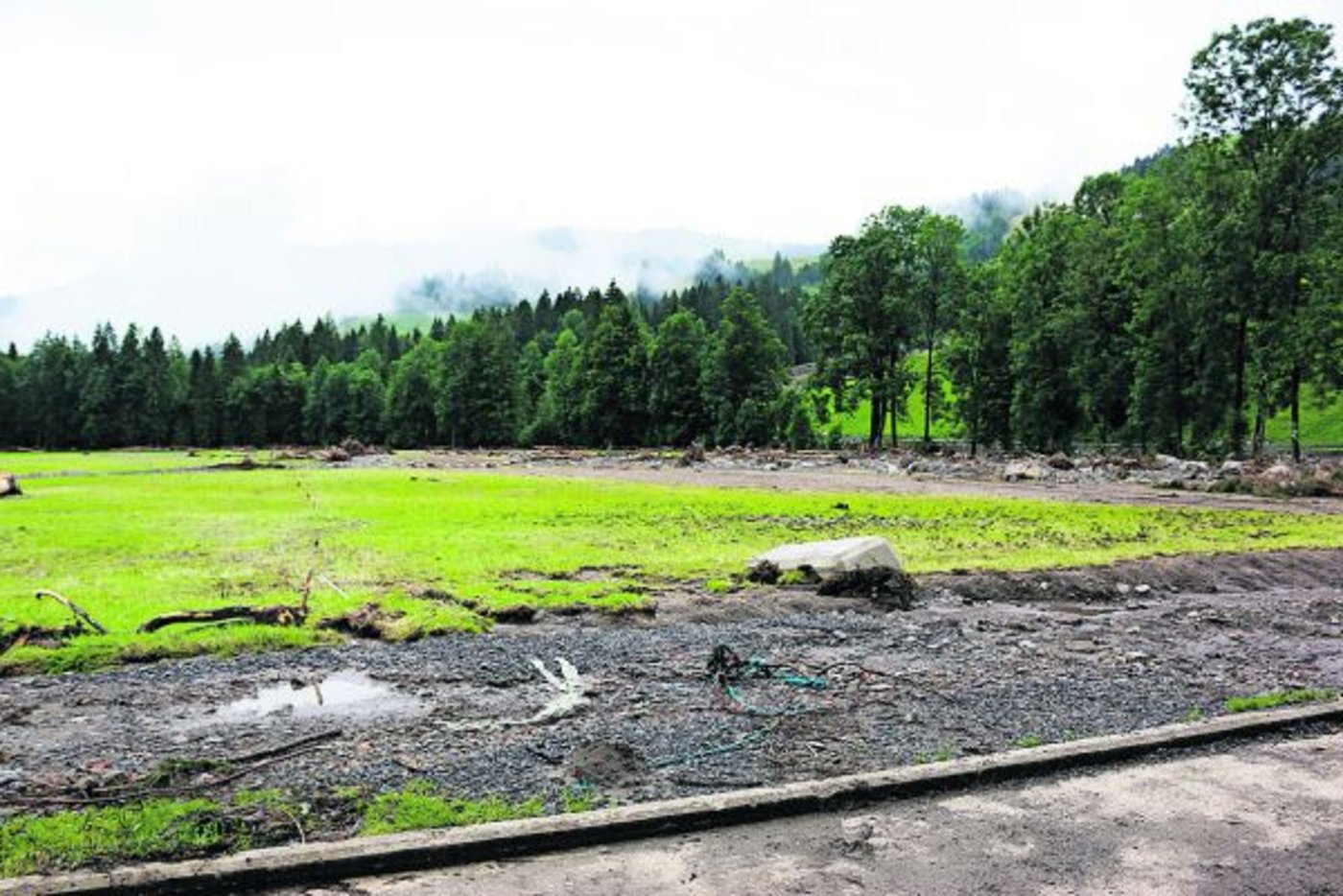 Schäden müssen erst fotografiert und die Zuständigkeiten sollten abgeklärt werden. In der Regel wird der Landbesitzer Eigentümer aller Ablagerungen, die das Unwetter deponiert hat. (Bild BauZ)