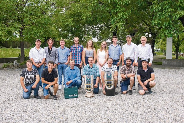 Ein erfolgreicher Jahrgang: 15 Landwirte und zwei Landwirtinnen nahmen vor Wochenfrist am LBBZ Schluechthof ihre Diplome entgegen. (Bild LBBZ Schluechthof)