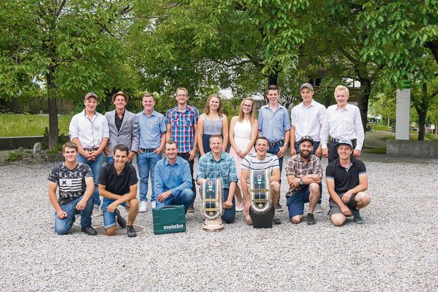 Schlussfeier am LBBZ Schluechthof in Cham: Das Werkzeug ist nun vorhanden Ein erfolgreicher Jahrgang: 15 Landwirte und zwei Landwirtinnen nahmen vor Wochenfrist am LBBZ Schluechthof ihre Diplome entgegen. (Bild LBBZ Schluechthof)