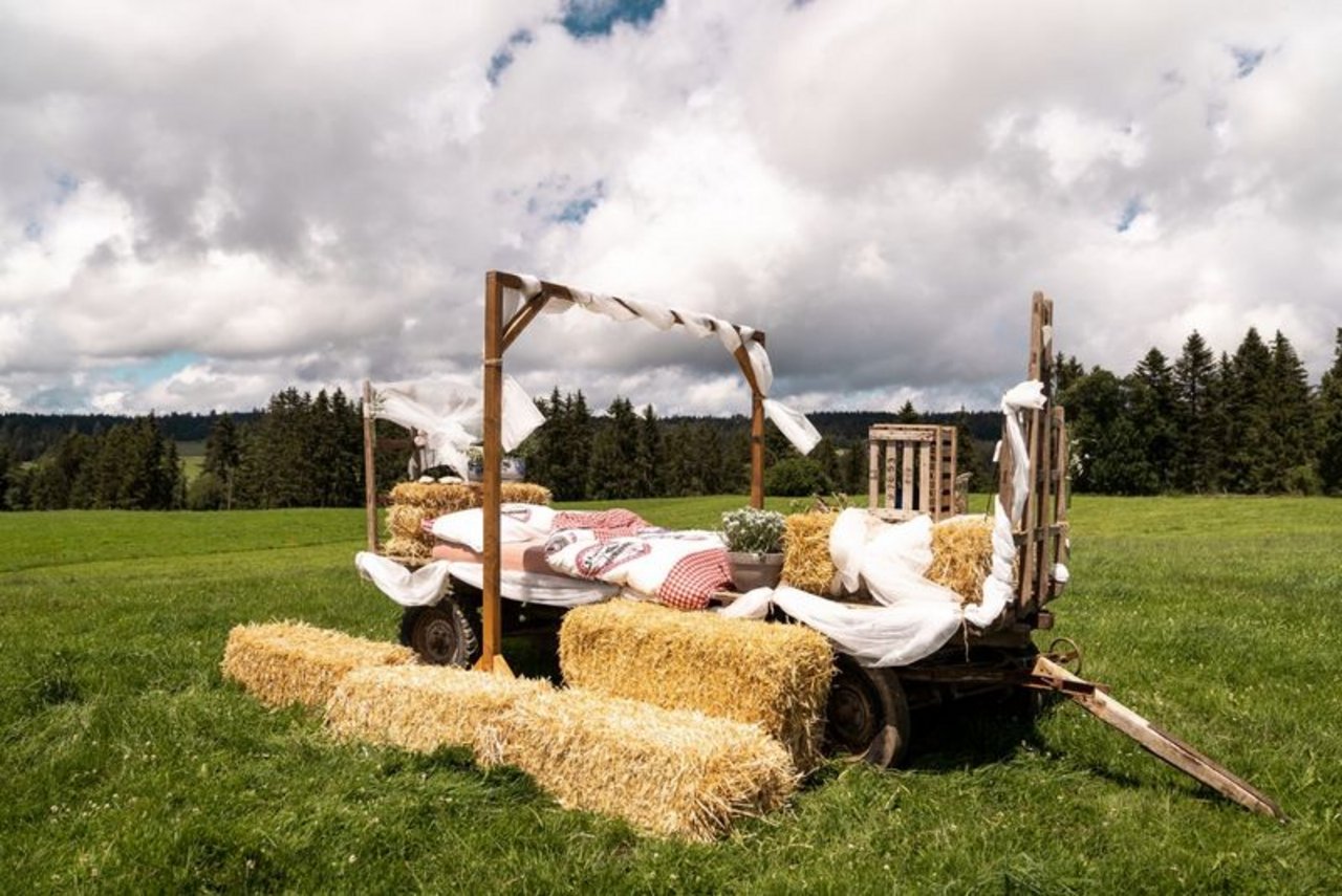 Landwirtschaftsbetriebe bieten auf kreative Weise Ferien auf ihrem Hof an wie La Ferrière im Jura. Die Übernachtungsgelegenheit ist ein Million Stars Hotel, und liegt im Herzen der Waldweiden von La Chaux-d’Abel. (Bild Schweiz Tourismus, La Ferrière) 