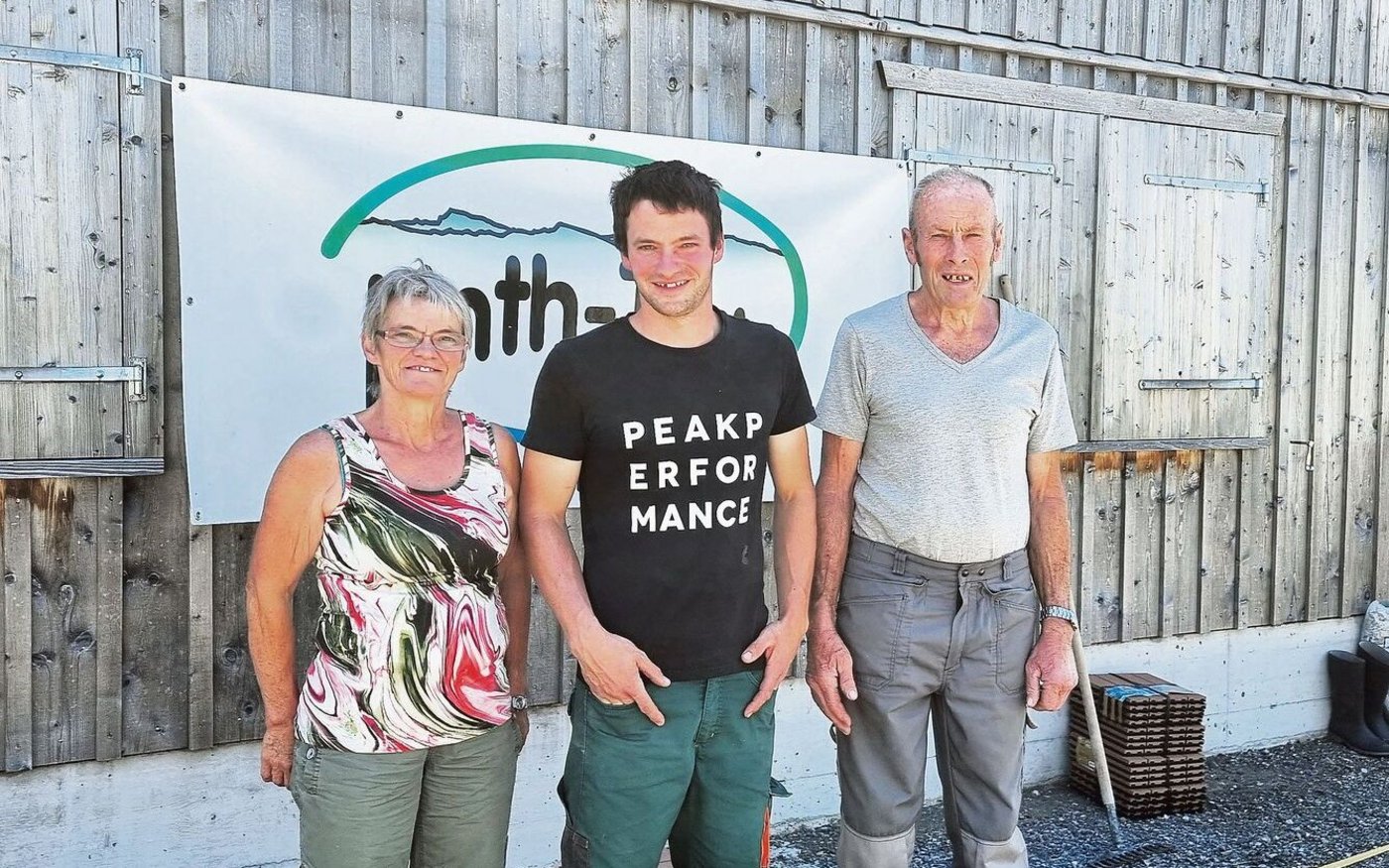 Agnes Thoma mit Sohn Christian und Seniorchef Christian Thoma hiessen die Besucher auf der Alp Rossack willkommen.