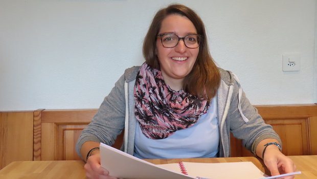 Linda Känel freut sich, dass sie nach erfolgreichem Abschluss Bäuerin mit Fachausweis, den Schreibtisch gegen den elterlichen Betrieb tauschen kann. (Bild Barbara Heiniger9