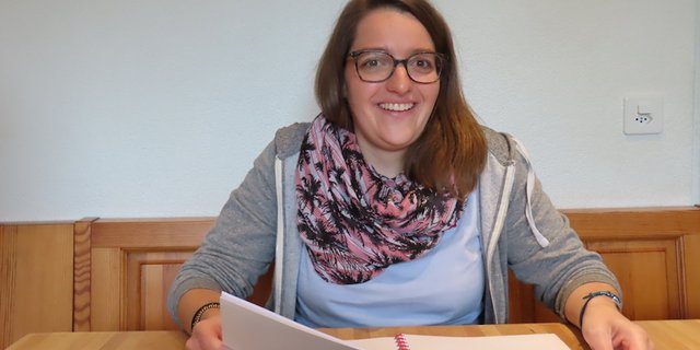 Linda Känel freut sich, dass sie nach erfolgreichem Abschluss Bäuerin mit Fachausweis, den Schreibtisch gegen den elterlichen Betrieb tauschen kann. (Bild Barbara Heiniger9