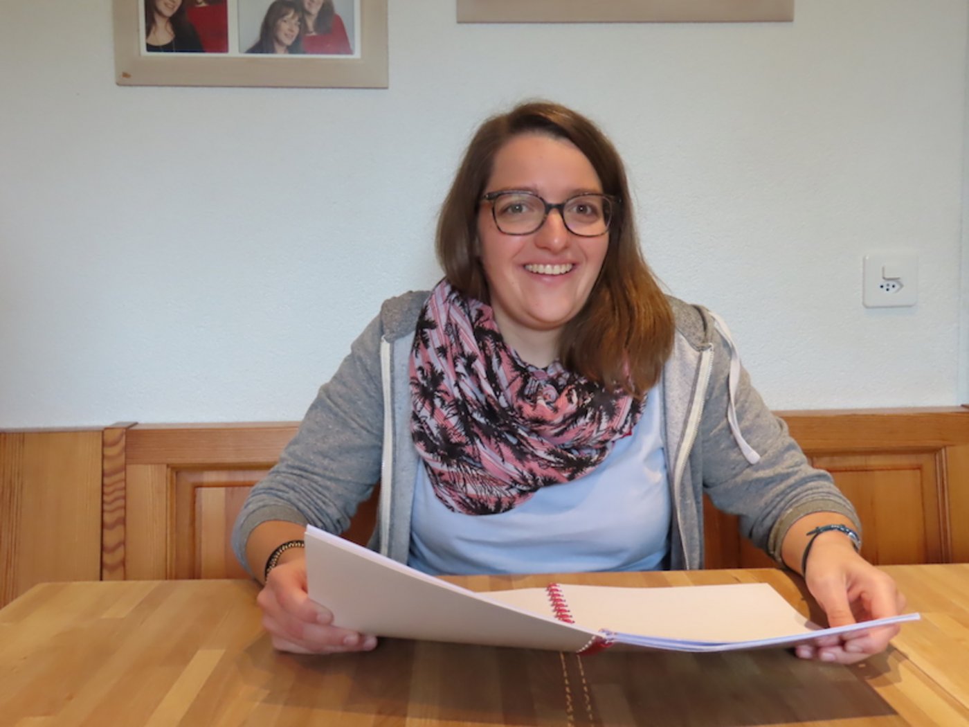 Linda Känel freut sich, dass sie nach erfolgreichem Abschluss Bäuerin mit Fachausweis, den Schreibtisch gegen den elterlichen Betrieb tauschen kann. (Bild Barbara Heiniger9