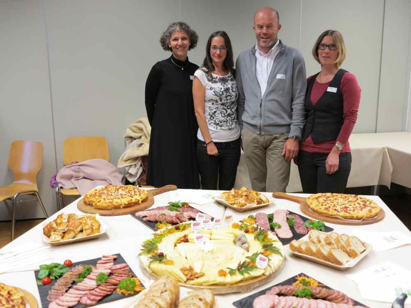 Der Gründungsvorstand (v.l.n.r.): Jasmine Said Bucher (alpinavera), Elisa Domeniconi (Pays romand - Pays gourmand), Urs Bolliger (Culinarium) und Nadine Degen ("Das Beste der Region"). (bild zVg)
