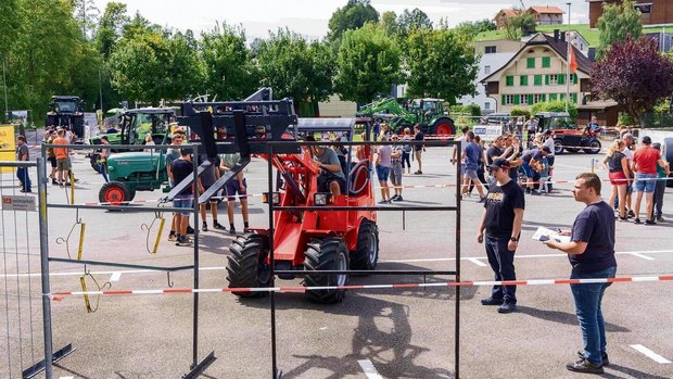 Das Traktoren-Geschi Das Traktoren-Geschicklichkeitsfahren auf dem Marktplatz im Schächli, Schüpfheim, in vollem Gange.