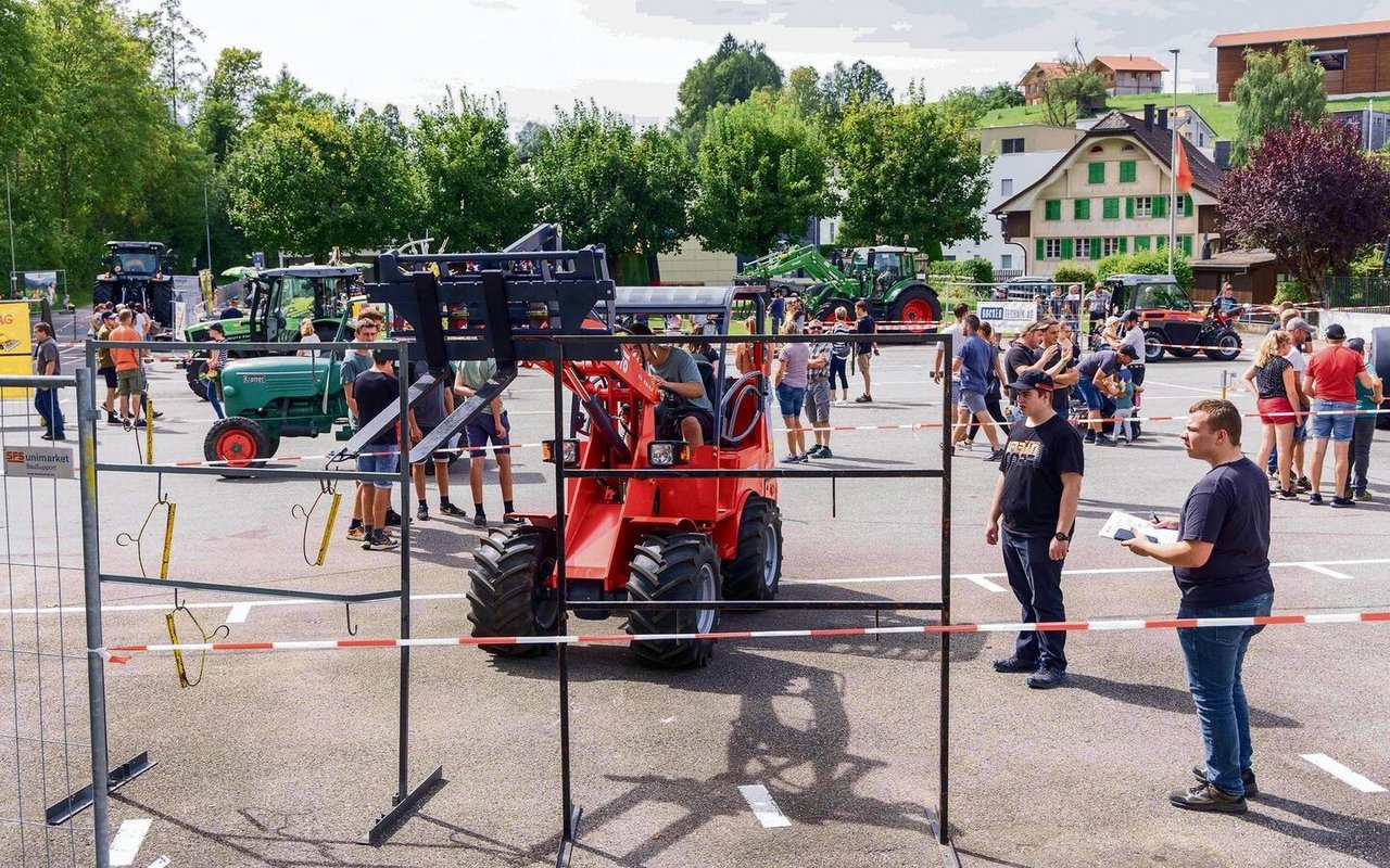 Das Traktoren-Geschicklichkeitsfahren auf dem Marktplatz im Schächli, Schüpfheim, in vollem Gange.