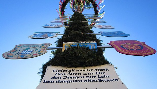 Maibaum-Feste sind eine deutsche Tradition. Offenbar eine gefährliche. (Bild Pixabay)